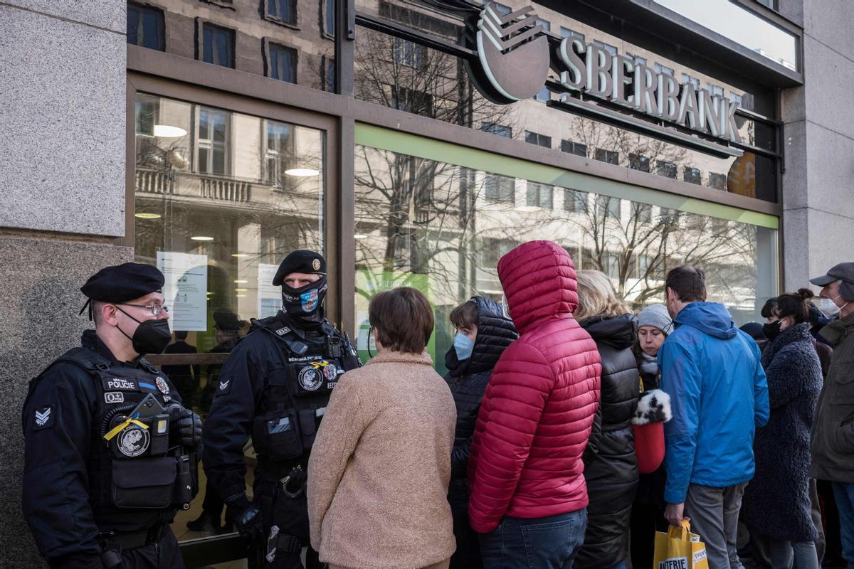 Clientes del Sberbank en Praga esperando para retirar sus dinero el pasado viernes. 