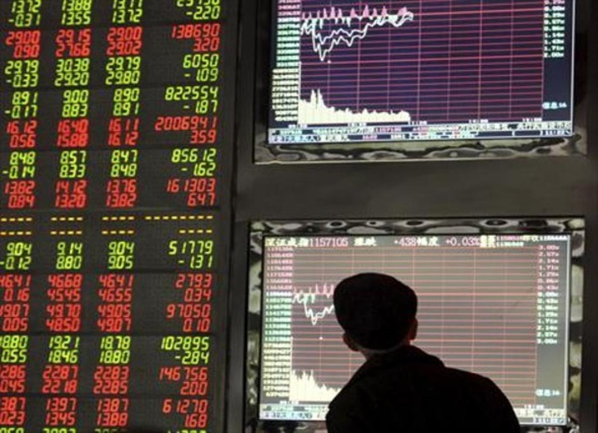 Un inversor controla los movimientos de la bolsa china.