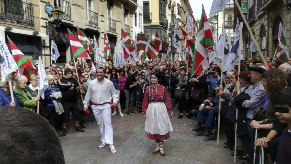 Dos bailarines inician un aurresku en honor del etarra excarcelado Germán Urizar, en pleno paseíllo del homenajeado por una calle del casco viejo de Bilbao. Ocurrió el pasado 7 de abril. 