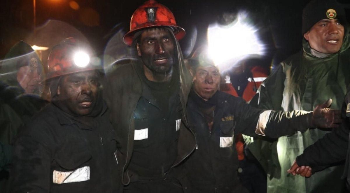 Los mineros fueron rescatados de un socavón de carbón en Perú. Los mineros fueron rescatados de un socavón de carbón en Perú.