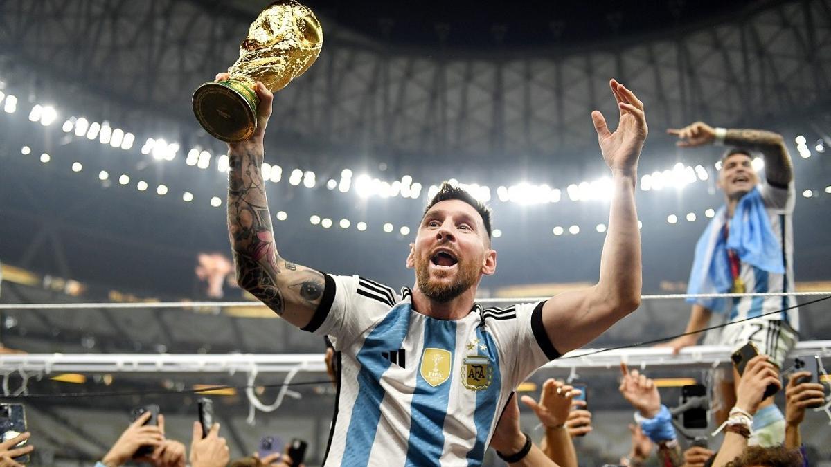 Messi ofrece la Copa del Mundo a los aficionados argentinos en Doha.