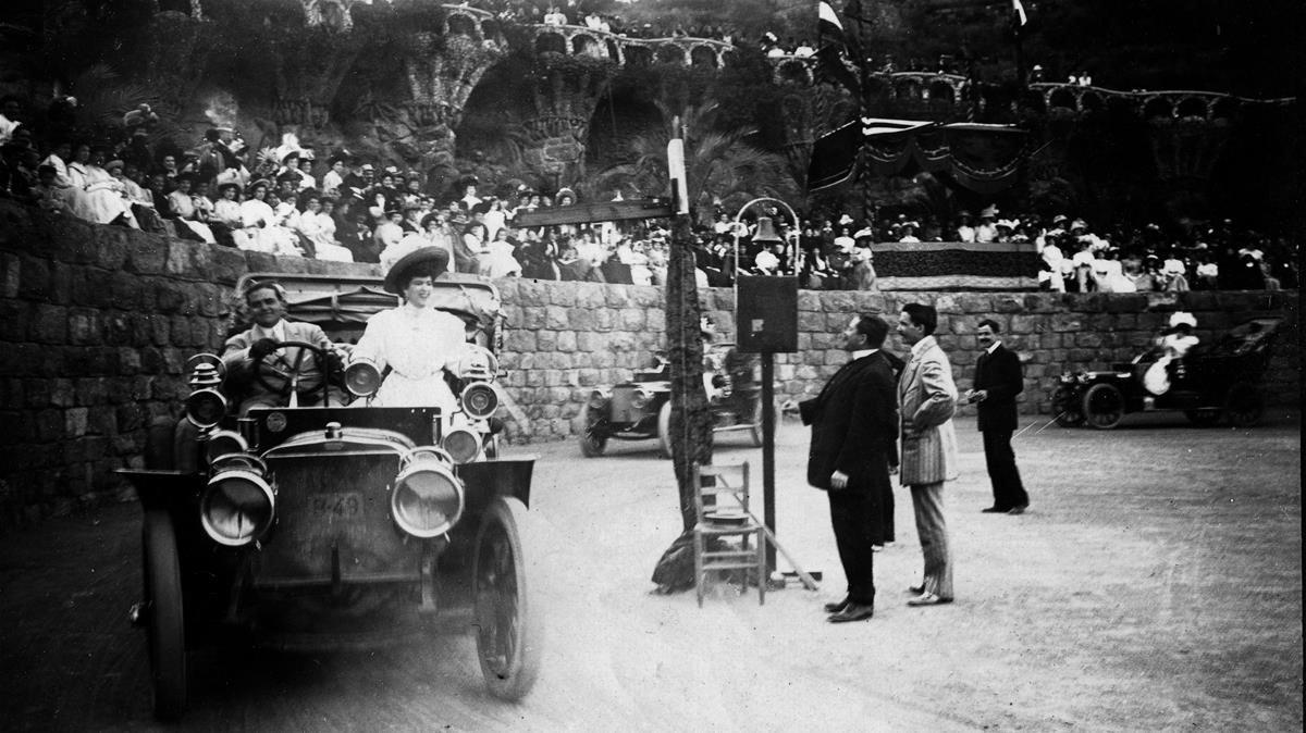 Fiesta benéfica en el Park Güell, en la primavera de 1908. 