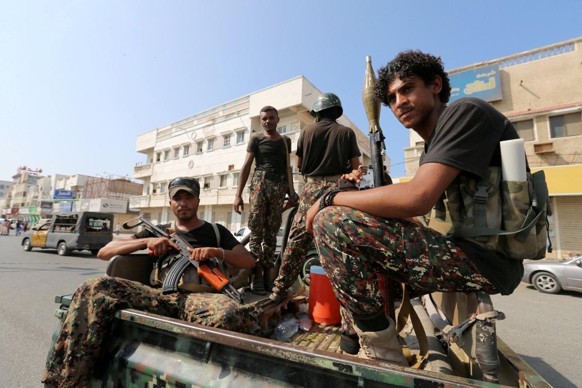 Militantes hutíes patrullan las calles en Hodeidah, Yemen.