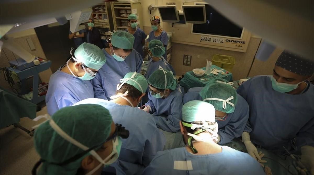 Cirujanos en un quirófano de un hospital. Cirujanos en un quirófano de un hospital.