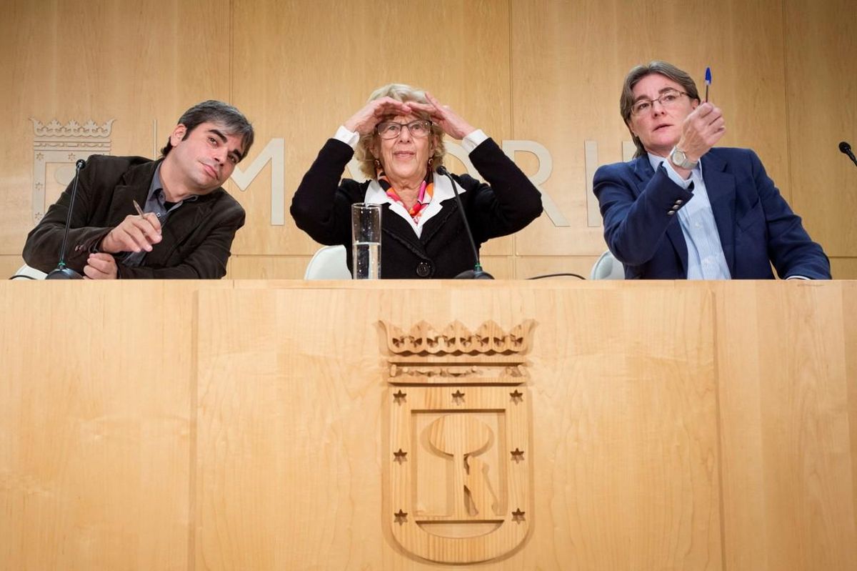Manuela Carmena con el edil de IU Jorge García Castano, el nuevo delegado de Hacienda, durante la rueda de prensa que ofreció de este lunes en el Palacio de Cibeles. Manuela Carmena con el edil de IU Jorge García Castano, el nuevo delegado de Hacienda, durante la rueda de prensa que ofreció de este lunes en el Palacio de Cibeles.