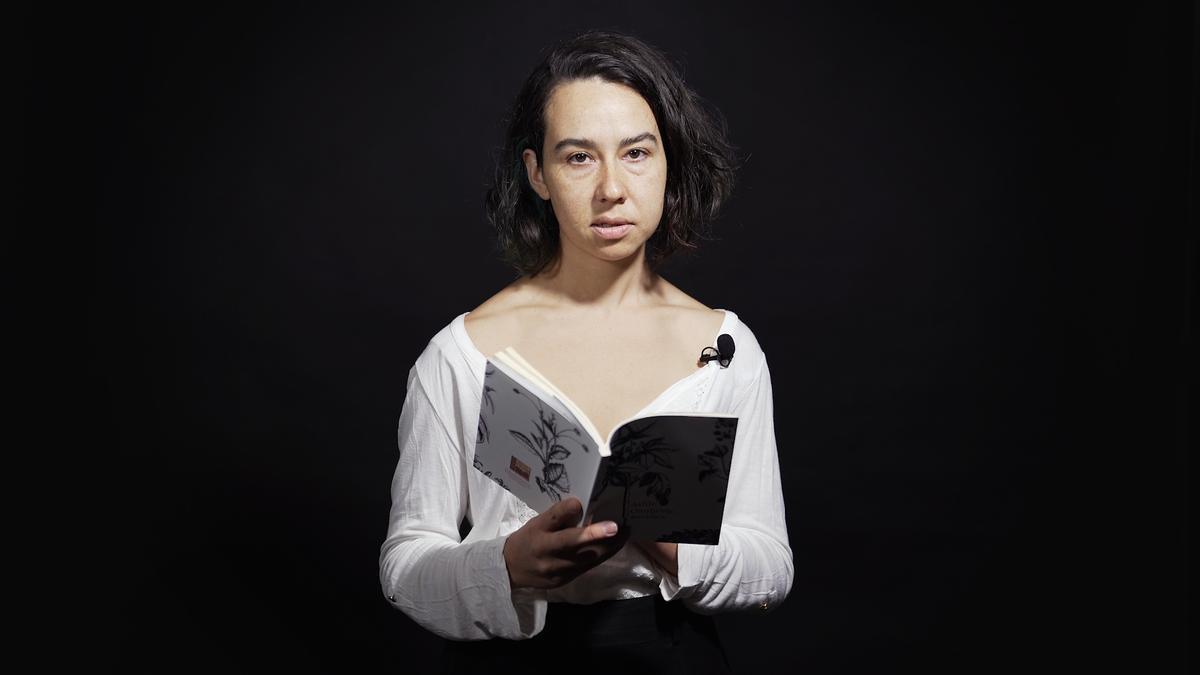 Ashle Ozuljevic recita para EL PERIÓDICO un poema de &#39;Botánica&#39;