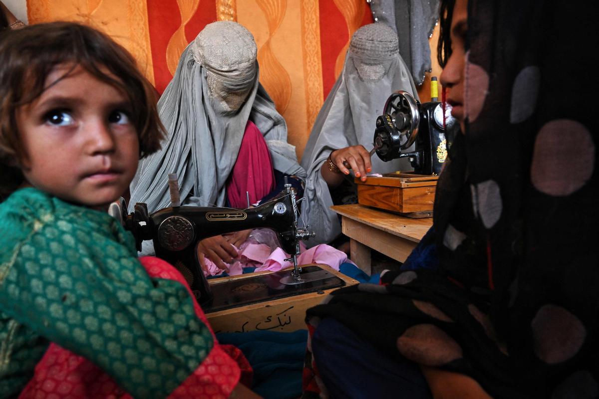 Afganas con burka trabajando en Kandahar