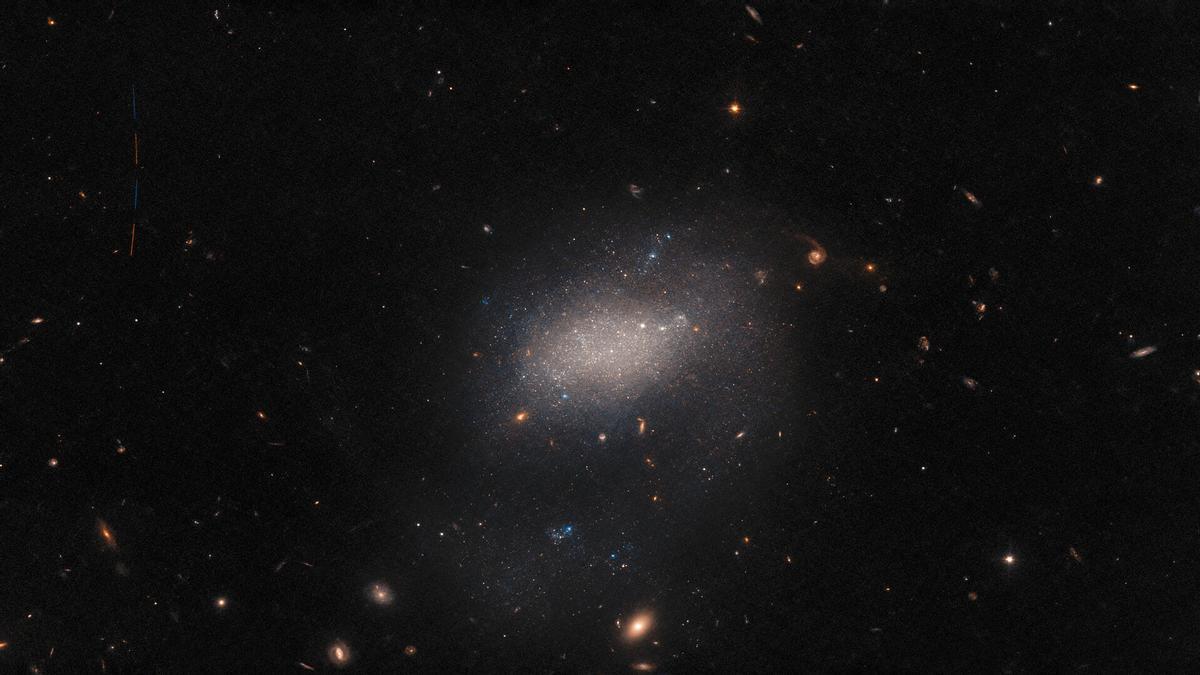 Imagen de la Agencia Espacial Europea (ESA) de un asteroide captado por el telescopio ’Hubble’ en la pequeña galaxia ’UGC 7983’.
