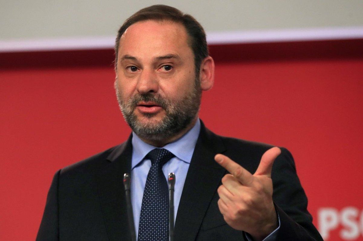 El ministro de Fomento en funciones y secretario de Organización del PSOE, José Luis Ábalos. El ministro de Fomento en funciones y secretario de Organización del PSOE, José Luis Ábalos.