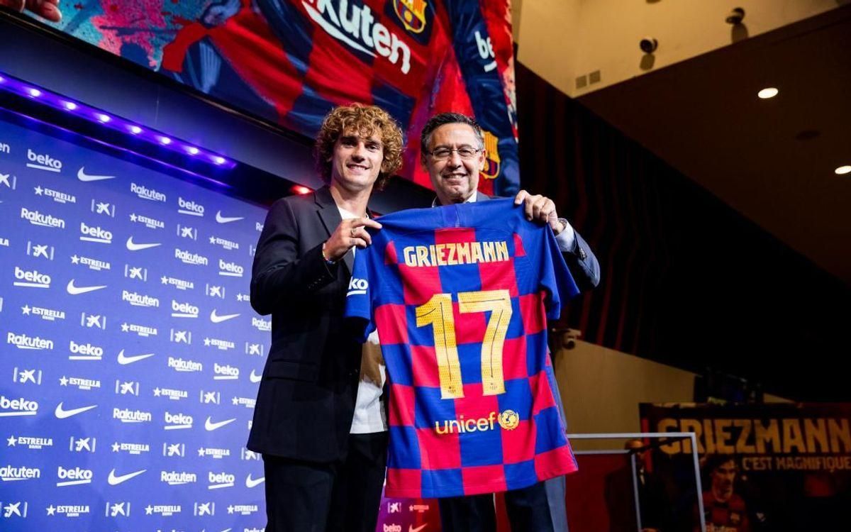 Griezmann posa con Bartomeu en su presentación como nuevo jugador del Barça (julio del 2019). Griezmann posa con Bartomeu en su presentación como nuevo jugador del Barça (julio del 2019).