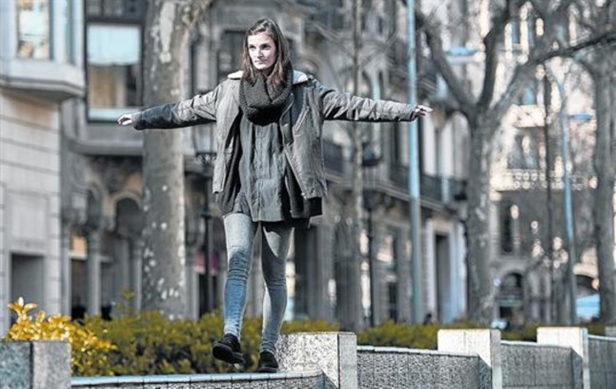 Georgina hace equilibrios en el paseo de Gràcia.