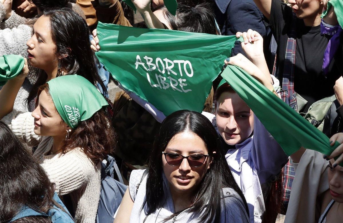 Según el Ministerio de Salud, en el año 2016 han muerto seis mujeres al mes a consecuencia de abortos practicados en centros y clínicas ilegales. Según el Ministerio de Salud, en el año 2016 han muerto seis mujeres al mes a consecuencia de abortos practicados en centros y clínicas ilegales.