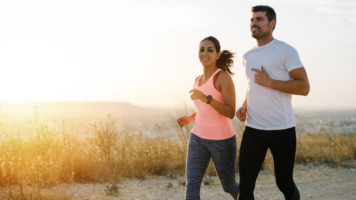 Una pareja hace deporte al aire libre. Una pareja hace deporte al aire libre.