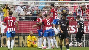 Los futbolistas del Girona celebran el gol de Dovbyk.