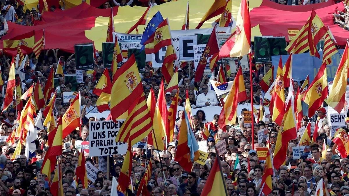Manifestación convocada por Societat Civil Catalana para decir ’basta’ al ’procés’, el pasado 27 de octubre, en Barcelona. Manifestación convocada por Societat Civil Catalana para decir ’basta’ al ’procés’, el pasado 27 de octubre, en Barcelona.
