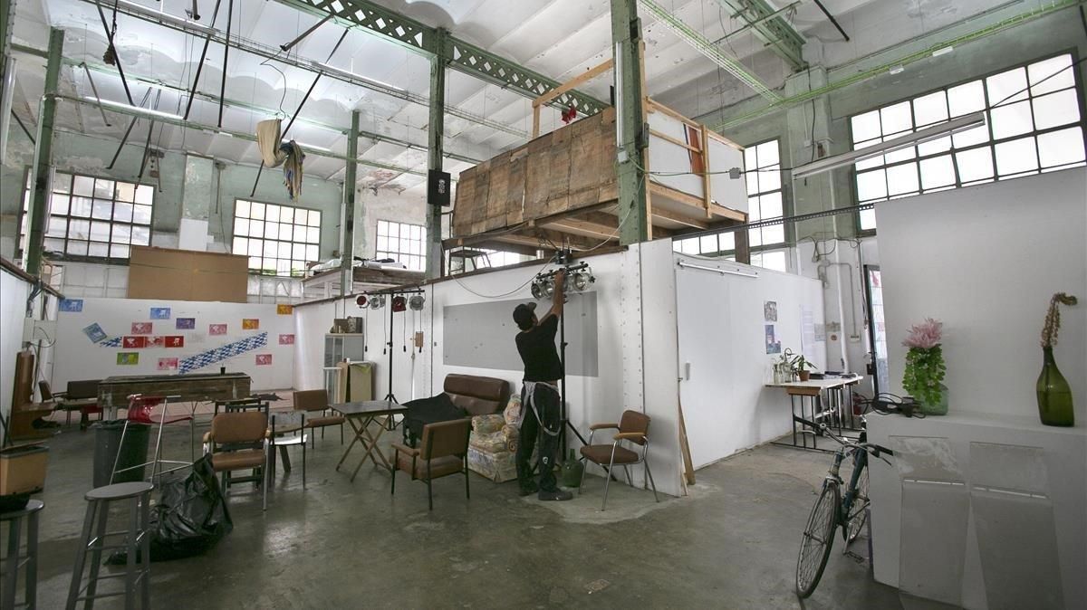 Un artista trabaja en el edificio de La Escocesa, uno de los ’hubs’ creativos de Poblenou. Un artista trabaja en el edificio de La Escocesa, uno de los ’hubs’ creativos de Poblenou.