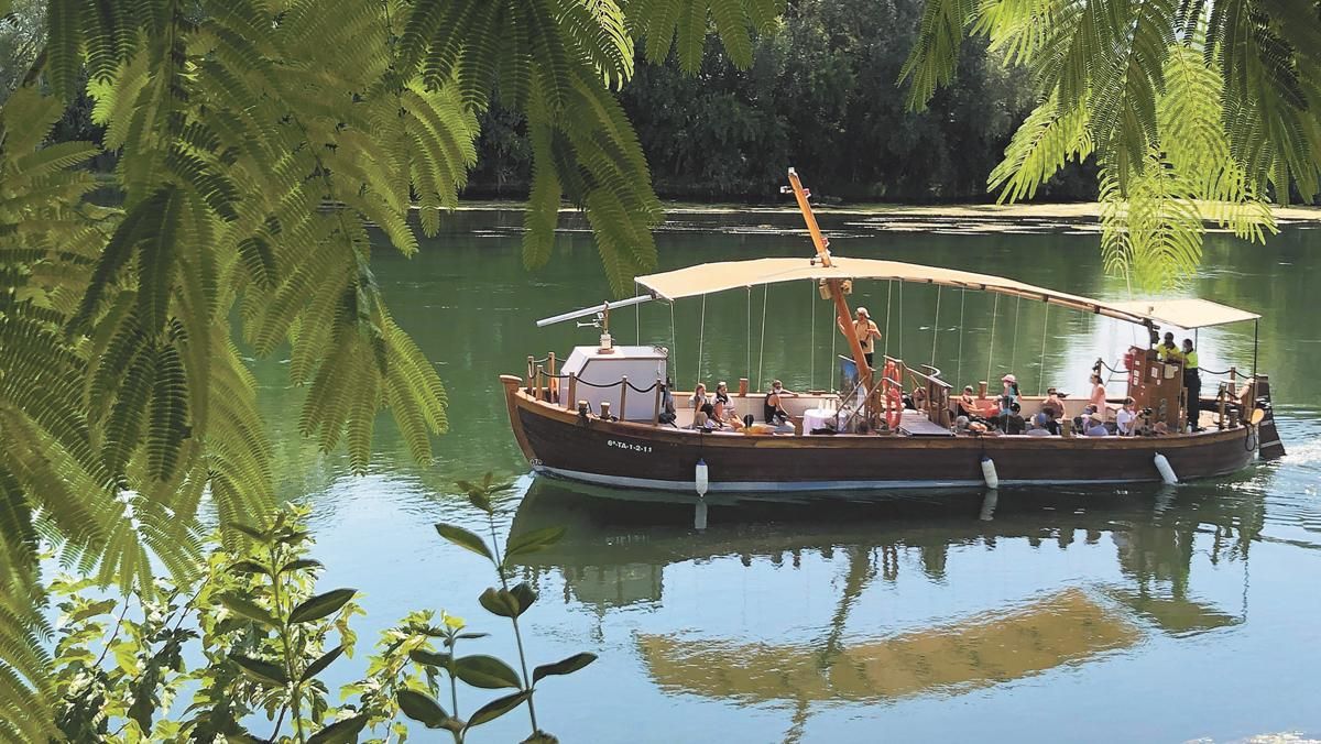 Navegar por el Ebro a bordo de un ‘llaüt’ Navegar por el Ebro a bordo de un ‘llaüt’