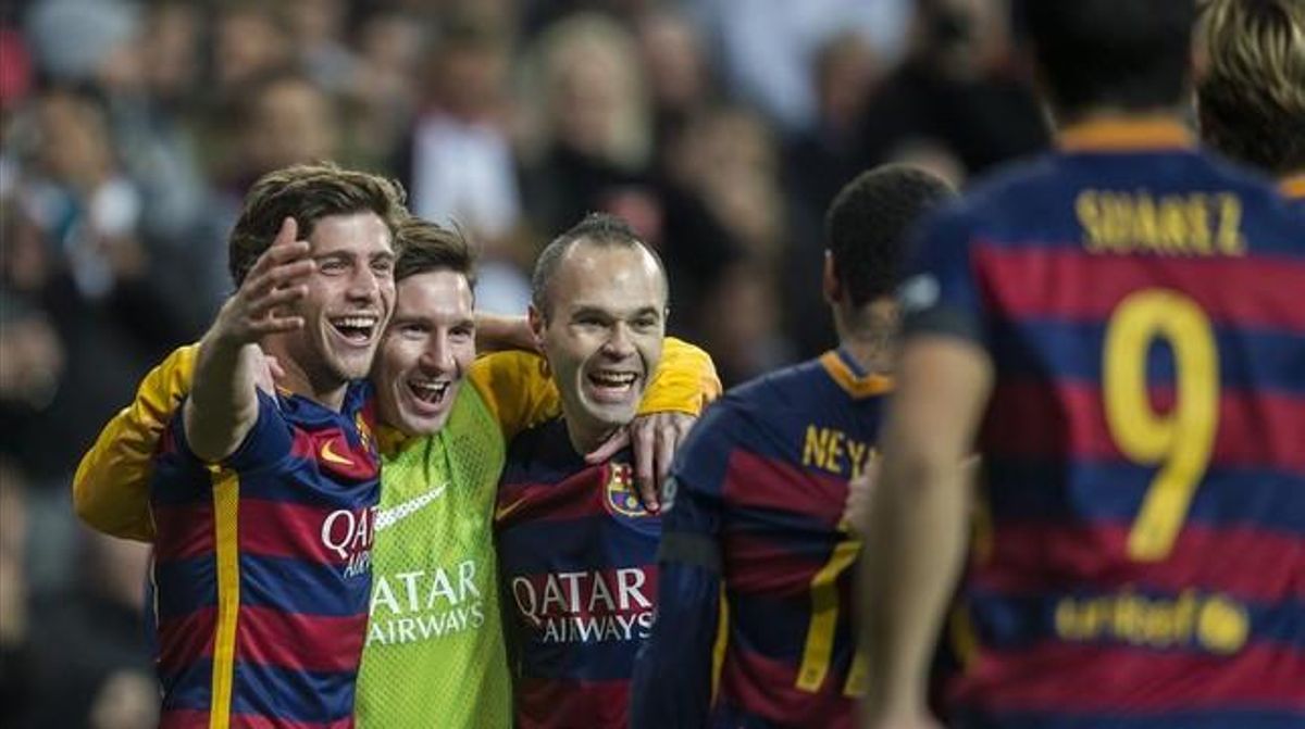 Iniesta se abraza a Messi tras el 0-3 del manchego en el Bernabéu. Iniesta se abraza a Messi tras el 0-3 del manchego en el Bernabéu.