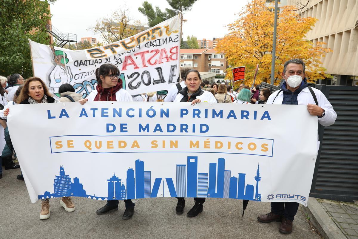Varios médicos durante la concentración organizada por el sindicato Amyts frente a Gerencia de Atención Primaria de la Consejería de Sanidad en Madrid.