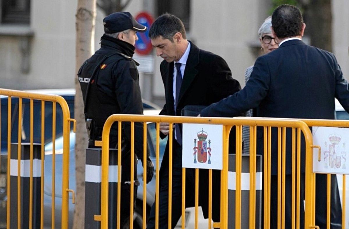 El ’major’ Josep Lluís Trapero, a su llegada al Tribunal Supremo, este jueves. El ’major’ Josep Lluís Trapero, a su llegada al Tribunal Supremo, este jueves.