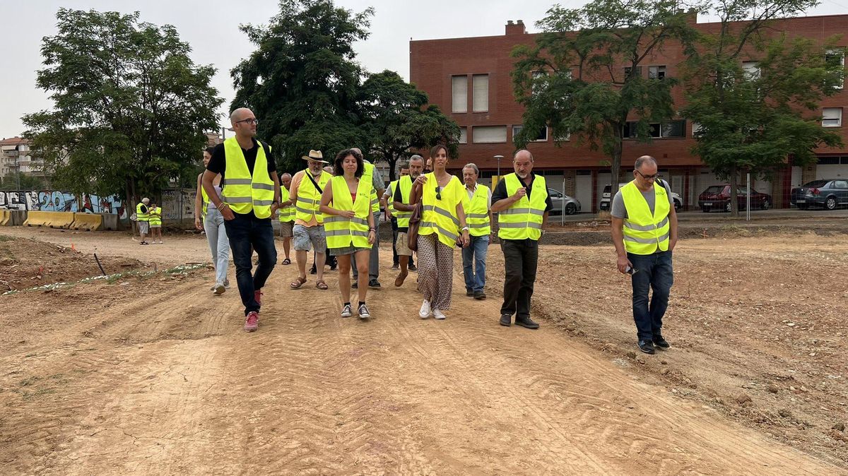 La comitiva, liderada por Marta Farrés, durante la visita esta mañana a las obras del Parc del Nord. La comitiva, liderada por Marta Farrés, durante la visita esta mañana a las obras del Parc del Nord.