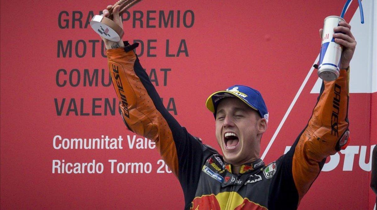 Pol Espargaró celebra, eufórico, su primero podio en MotoGP, ayer en Valencia.