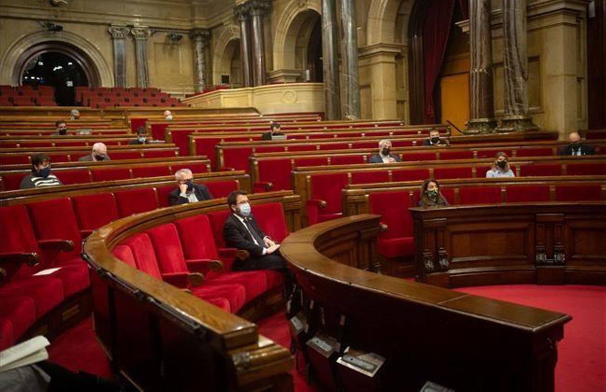 El hemiciclo del Parlament, con la asistencia de diputados en el último pleno de la legislatura. El hemiciclo del Parlament, con la asistencia de diputados en el último pleno de la legislatura.