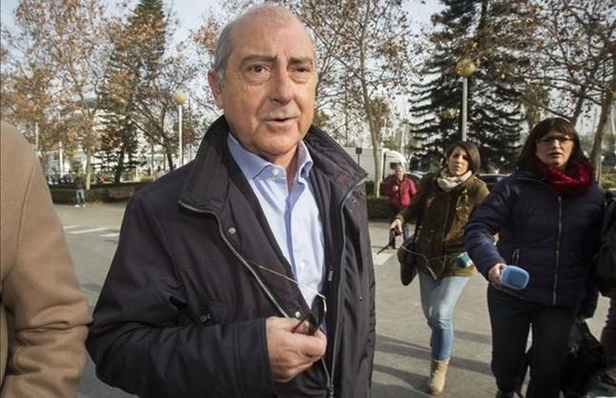 El presidente del PP de Valencia, Alfonso Novo, a su llegada a los juzgados para declarar por la supuesta financiación irregular del partido. El presidente del PP de Valencia, Alfonso Novo, a su llegada a los juzgados para declarar por la supuesta financiación irregular del partido.