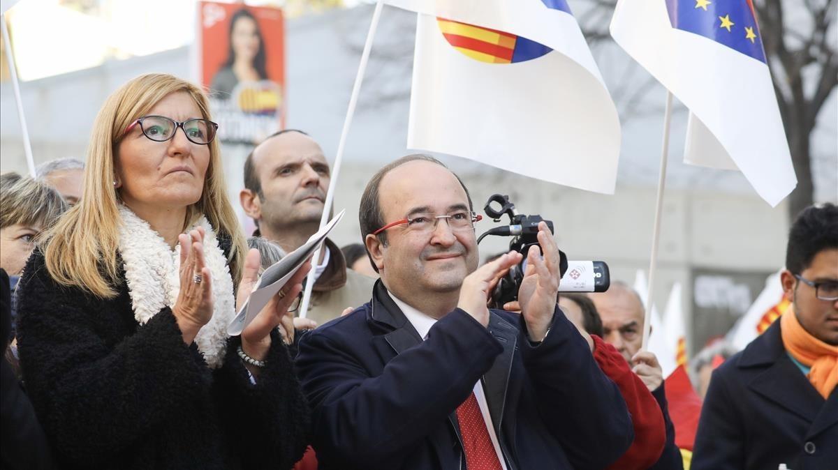 Miquel Iceta, junto a Ana María Martínez, alcaldesa socialista de Rubí, en el acto de la Constitución celebrado en la ciudad vallesana.