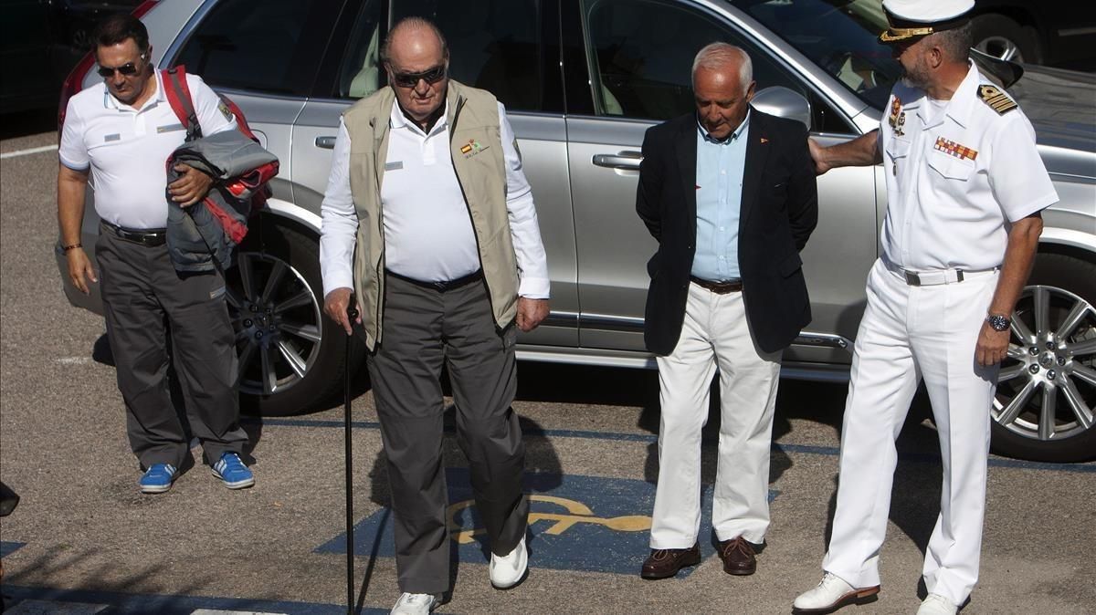 El rey Juan Carlos, a su llegada al Monte Real Club de Yates de Baiona. El rey Juan Carlos, a su llegada al Monte Real Club de Yates de Baiona.
