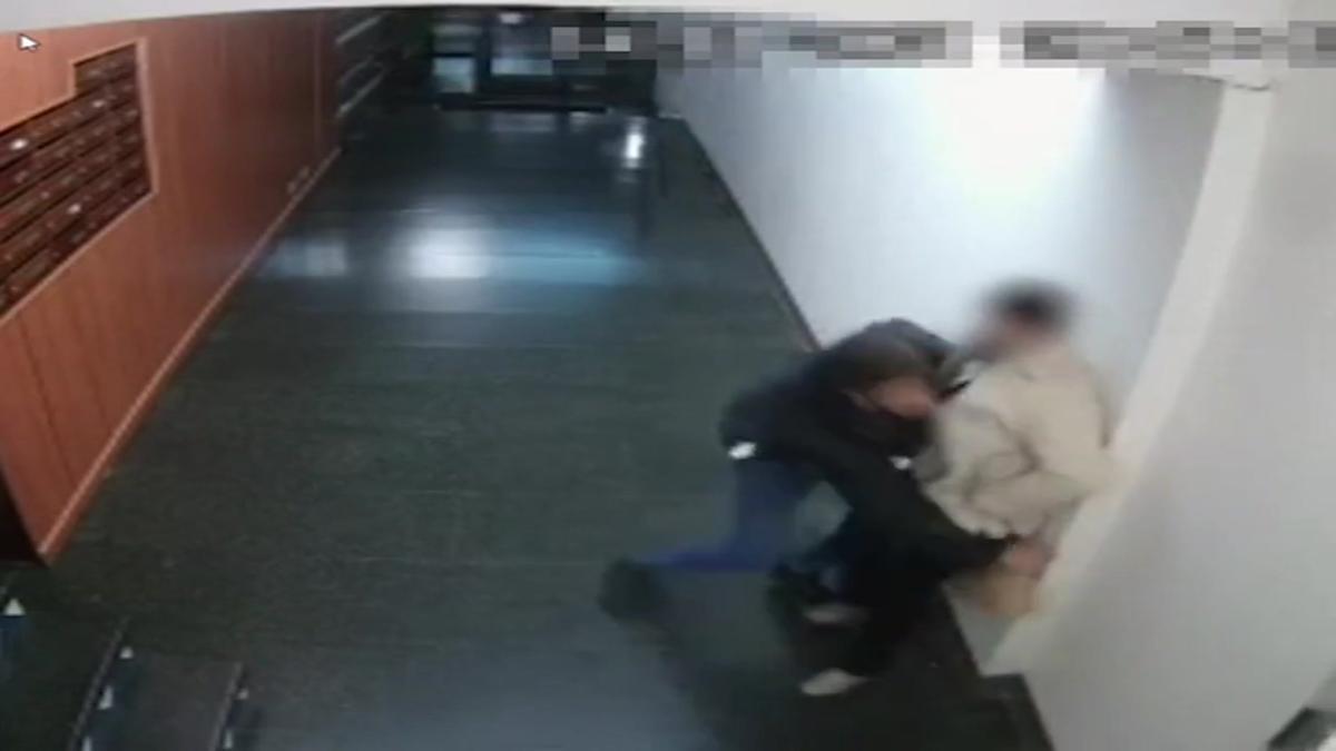 Vídeo | Així va assaltar a una àvia un noi a Barcelona