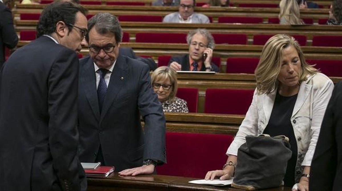 Josep Rull habla con Artur Mas este jueves en el Parlament en presencia de la todavía vicepresidenta Joana Ortega. Josep Rull habla con Artur Mas este jueves en el Parlament en presencia de la todavía vicepresidenta Joana Ortega.