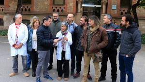  Otros ocho sindicatos sanitarios se suman a la huelga de médicos de enero en Catalunya. Lo explica el portavoz, Cristian Munné. En las imágenes, los sanitarios frente al Departament de Salut.