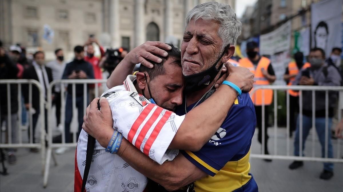 Hinchas de Boca Juniors y River Plate, dos rivales históricos, no tienen consuelo. Hinchas de Boca Juniors y River Plate, dos rivales históricos, no tienen consuelo.