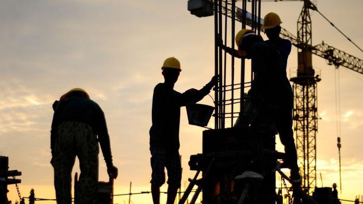 O trabajar o servir al país O trabajar o servir al país