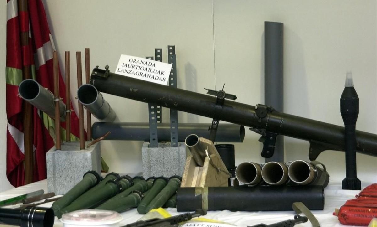 Imagen de archivo de un arsenal de ETA intervenido por la Ertzaintza en el 2001. Imagen de archivo de un arsenal de ETA intervenido por la Ertzaintza en el 2001.