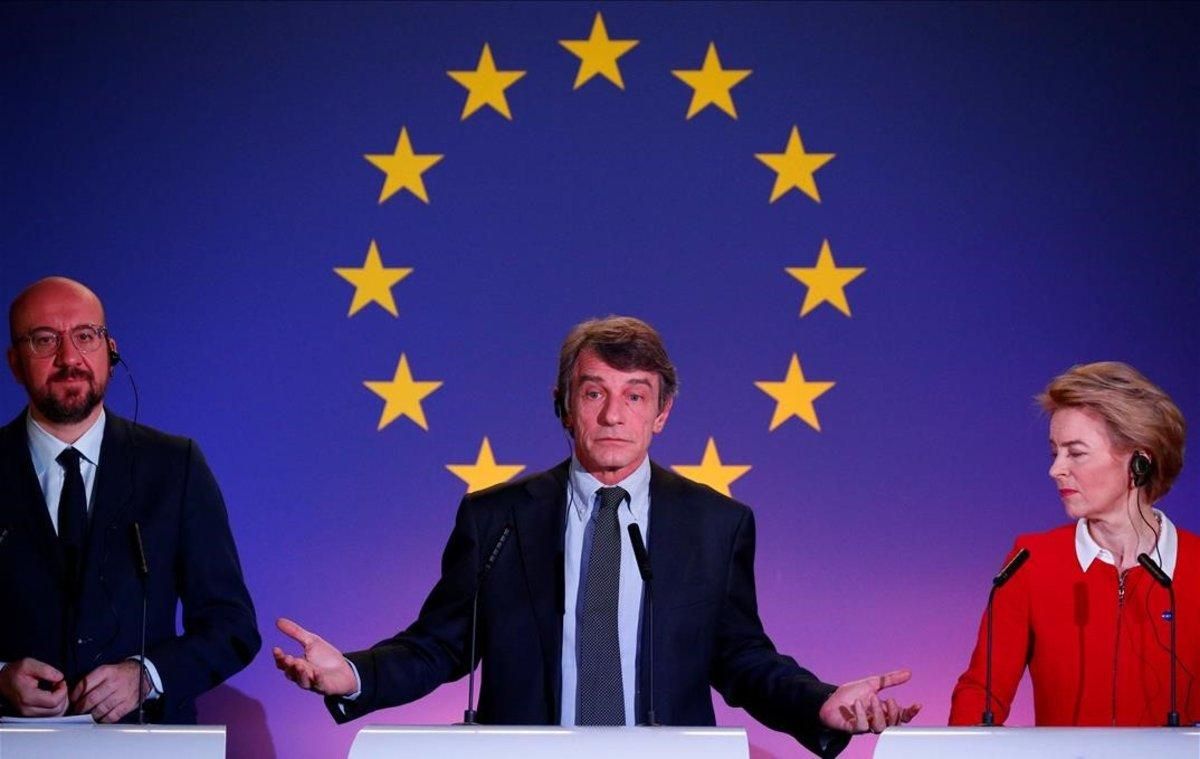 El presidente del Consejo Europeo, Charles Michel; el del Parlamento, David Sassoli; y la de la Comisión, Ursula von der Leyen, este viernes en una rueda de prensa en Bruselas. El presidente del Consejo Europeo, Charles Michel; el del Parlamento, David Sassoli; y la de la Comisión, Ursula von der Leyen, este viernes en una rueda de prensa en Bruselas.