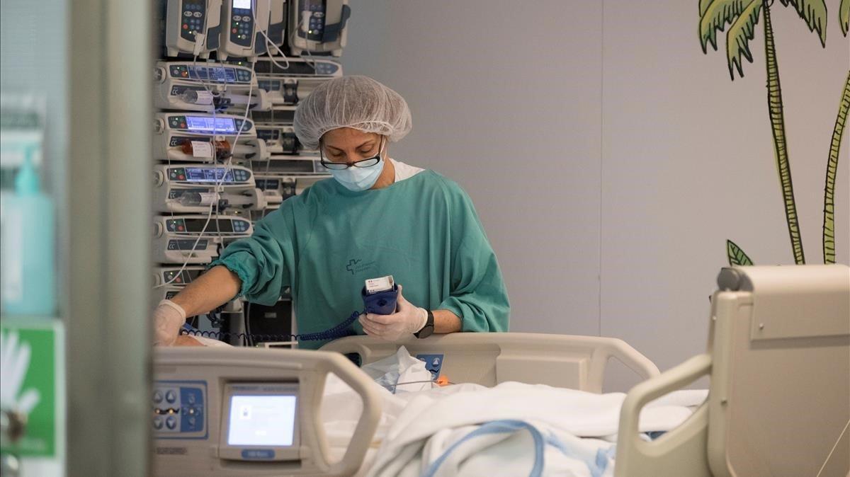 Una uci del Hospital Vall d’Hebron de Barcelona el pasado 15 de mayo. Una uci del Hospital Vall d’Hebron de Barcelona el pasado 15 de mayo.