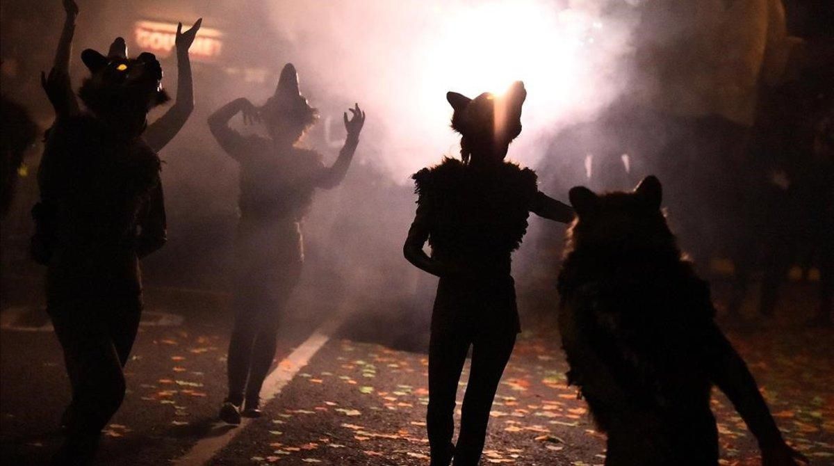 Un grupo de personas disfrazadas para Halloween en la calle. Un grupo de personas disfrazadas para Halloween en la calle.