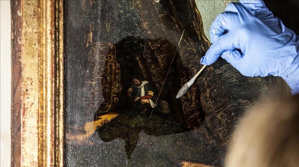 Detalle de la restauración de la ’Pietat Desplà. Detalle de la restauración de la ’Pietat Desplà.
