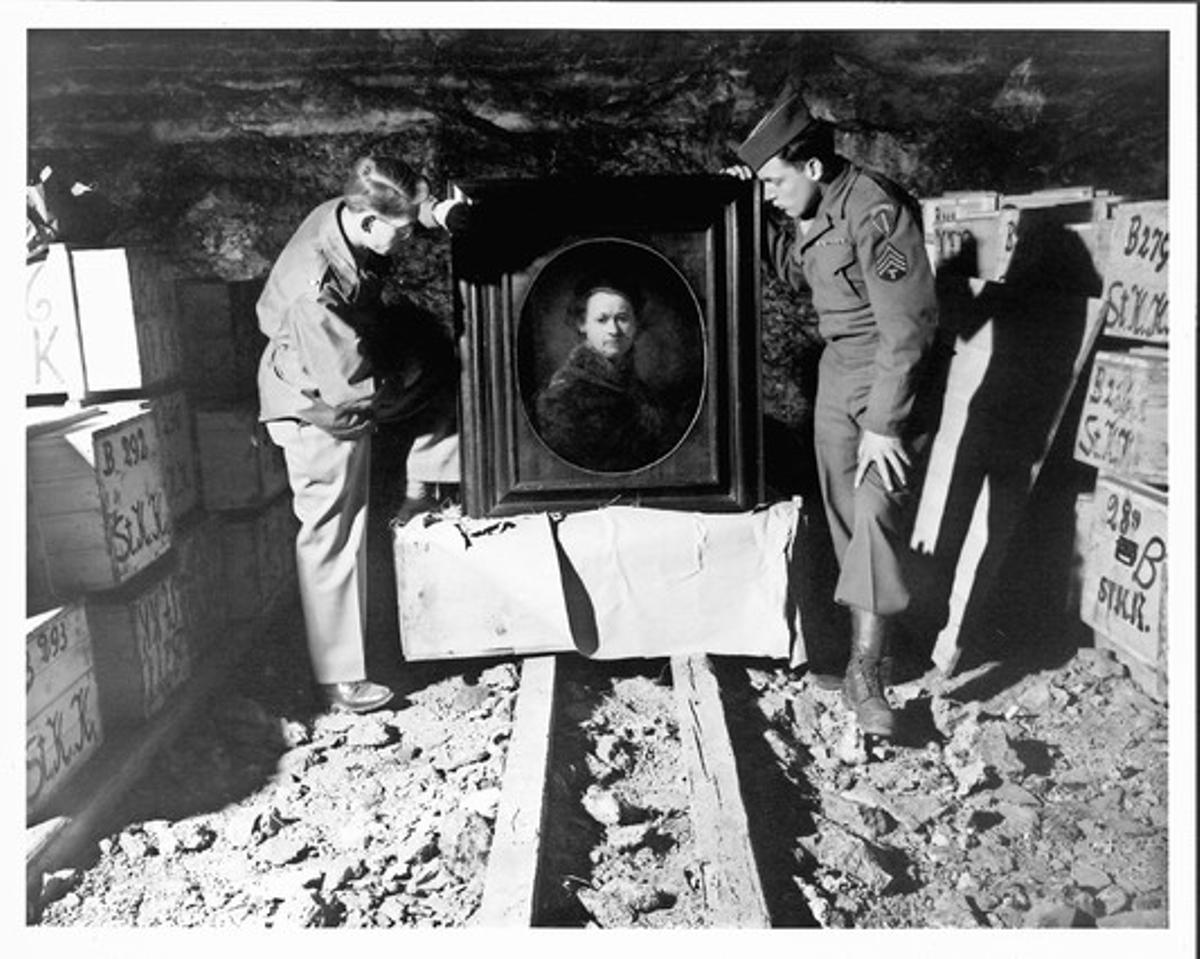 Dale V. Ford y Harry Ettingler (derecha) inspeccionan el ’Autoretrato’ de Rembrandt rescatado de Heilbronn