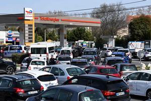 Cola en el acceso a una gasolinera afectada por la huelga en Marsella, en el sur de Francia. 
