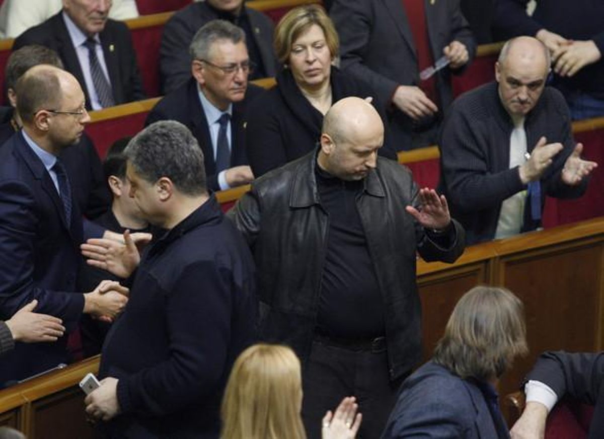 Aleksander Turchinov, en el centro de la imagen, ha sido nombrado presidente en funciones de Ucrania. Aleksander Turchinov, en el centro de la imagen, ha sido nombrado presidente en funciones de Ucrania.