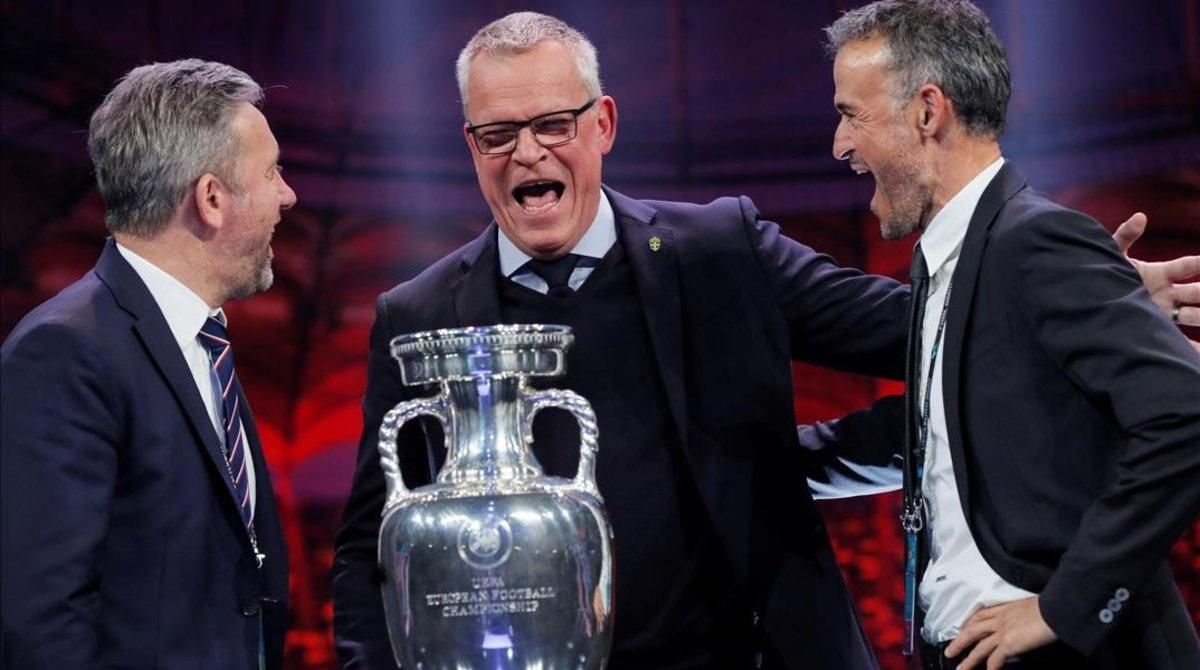 Los seleccionadores de Polonia (Jerzy Brzeczek), Sueca (Jannes Andersson) y España (Luis Enrique Martínez) se carcajean en su encuentro sobre el escenario del sorteo de la Eurocopa. Los seleccionadores de Polonia (Jerzy Brzeczek), Sueca (Jannes Andersson) y España (Luis Enrique Martínez) se carcajean en su encuentro sobre el escenario del sorteo de la Eurocopa.