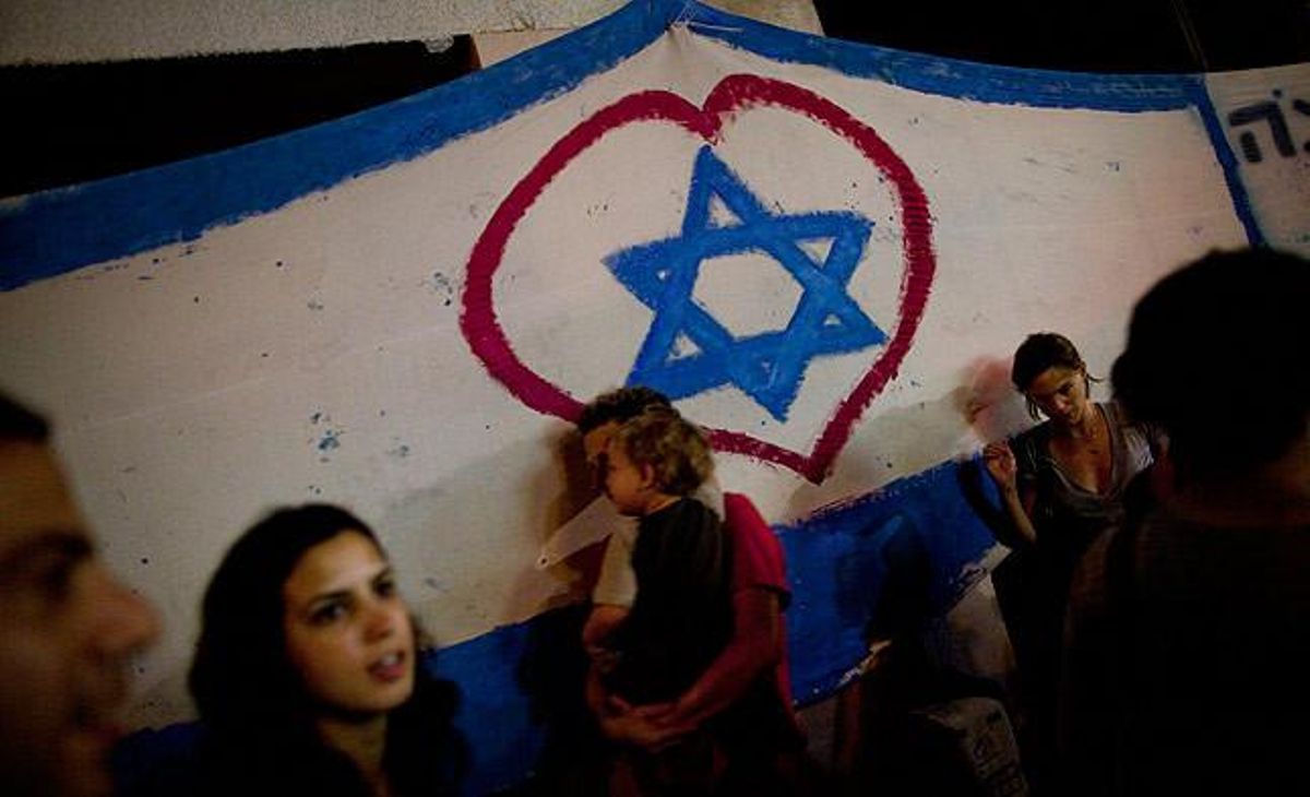 Un grupo de israelís marchan en una protesta en Tel Aviv contra el encarecimiento del coste de vida en Israel. Un grupo de israelís marchan en una protesta en Tel Aviv contra el encarecimiento del coste de vida en Israel.