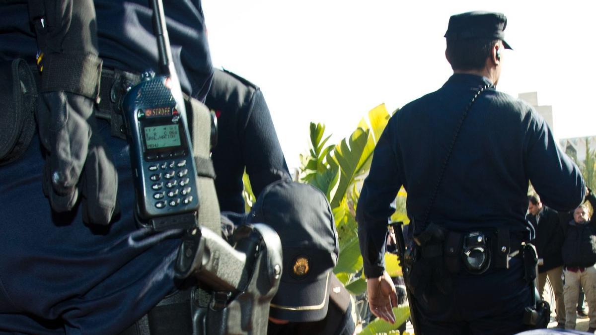 Agentes de la Policía Nacional. Agentes de la Policía Nacional.