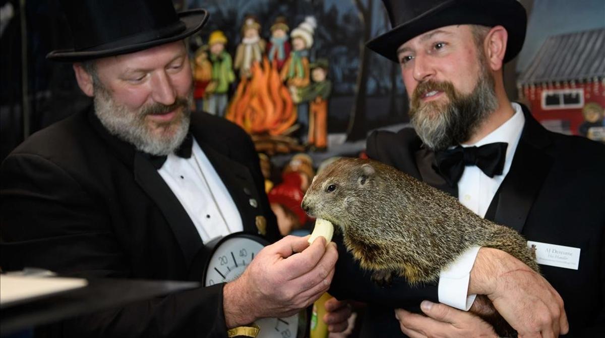 Jason Gursky y A.J. Dereume junto a la marmota Phil.