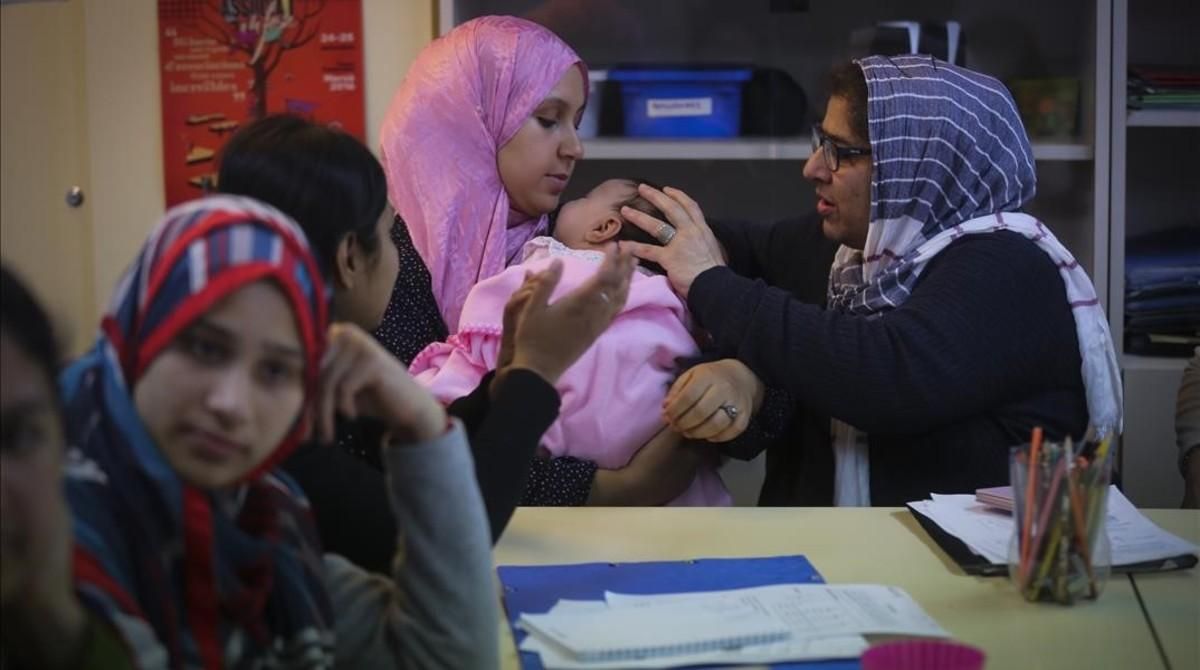 Clases de castellano para mujeres inmigrantes de la entidad ’Diàlegs de dona’, en el 2017. Clases de castellano para mujeres inmigrantes de la entidad ’Diàlegs de dona’, en el 2017.