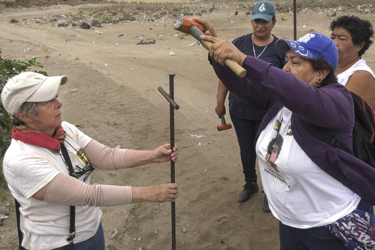 Miembros del Colectivo Solecito clavan varillas en busca de cadáveres de personas desaparecidas, en Veracruz. 