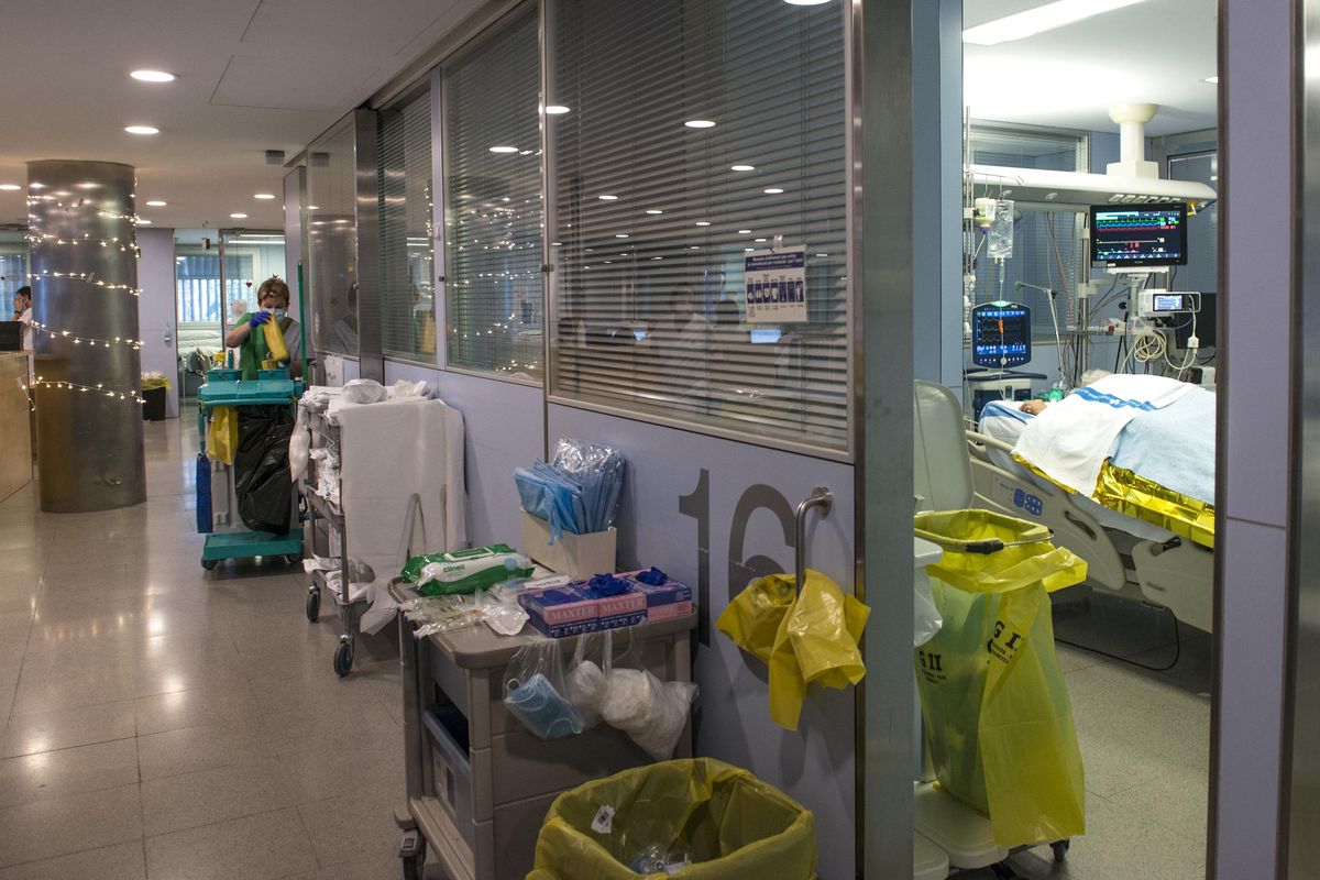 Una uci del Hospital Universitari Doctor Josep Trueta de Girona, Catalunya (España). Una uci del Hospital Universitari Doctor Josep Trueta de Girona, Catalunya (España).